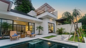 A modern house with a pool, outdoor seating, and a well-maintained garden. - Villa Venta 2 (Ungasan)