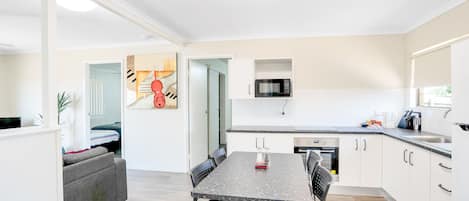 Departamento familiar, 2 habitaciones | 2 habitaciones, muebles diferentes y cortinas blackout