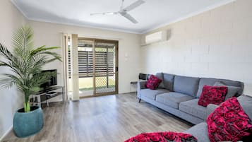 Perhehuoneisto, 2 makuuhuonetta | Oleskelualue | 100–tuumainen äly-TV, jossa digitaalikanavat