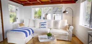 Smart TV, chimenea, libros y estéreo