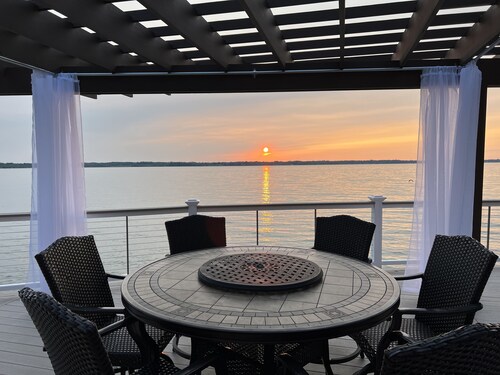 The Boat House - Cayuga Lake Oasis! Beautiful sunsets from the Hot Tub!