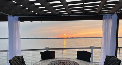 The Boat House - Cayuga Lake Oasis! Beautiful sunsets from the Hot Tub!