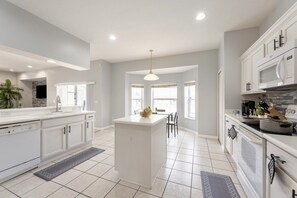 Mikrowelle, Ofen, Herdplatte, Geschirrspüler