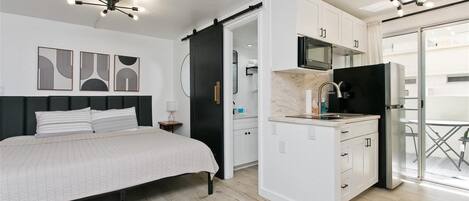 Desk, iron/ironing board, WiFi, bed sheets