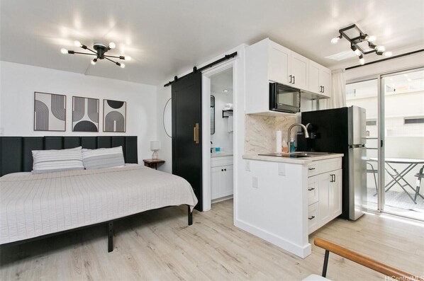 Desk, iron/ironing board, WiFi, bed sheets