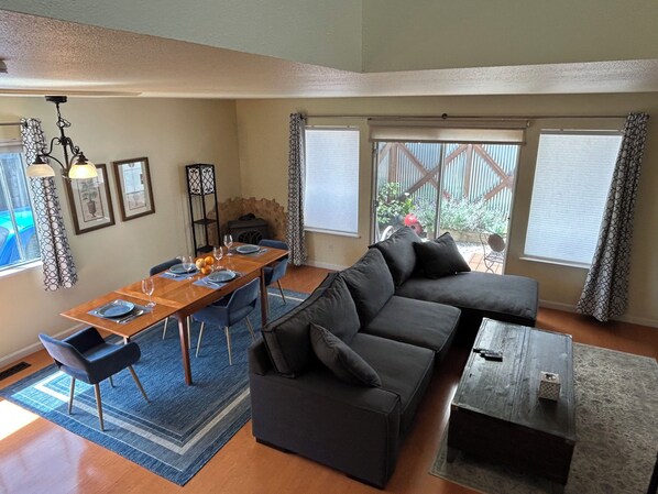 Smart TV, fireplace, stereo