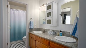 Shower, hair dryer, bidet, towels - Charming Wine Country Home w/Hot Tub near Downtown (Santa Rosa)