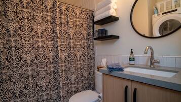 Secadora de cabello, toallas, jabón, shampoo