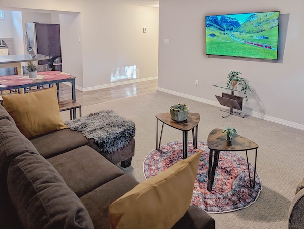 Smart TV, books - Riverside Retreat: 2 Bed 1 Bath Guesthouse in Highlands with workspace! (Edmonton)