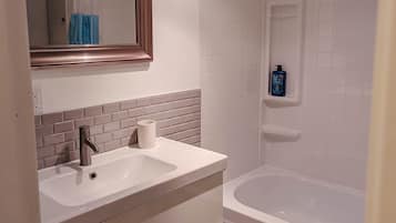 Serviettes fournies, savon, shampoing, papier toilette