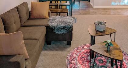 Riverside Retreat: 2 Bed 1 Bath Guesthouse in Highlands with workspace!