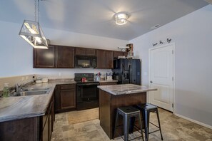 Kjøleskap, mikrobølgeovn, ovn og kokeplater