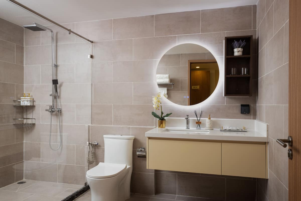 Shower, hair dryer, bathrobes, slippers