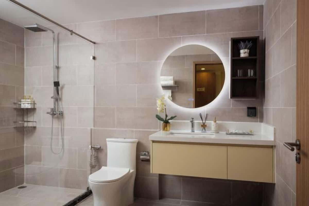 Shower, hair dryer, bathrobes, slippers