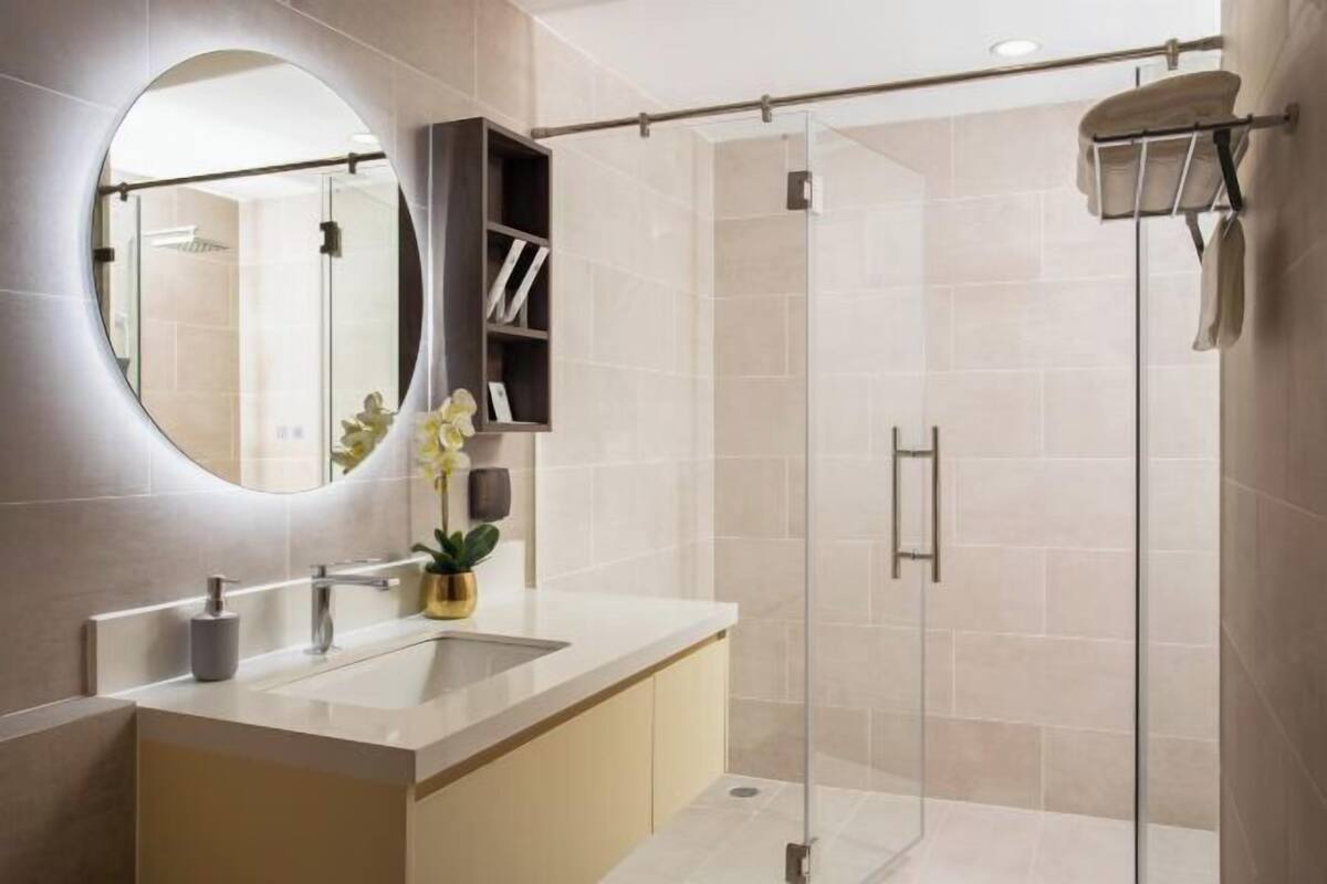 Shower, hair dryer, bathrobes, slippers