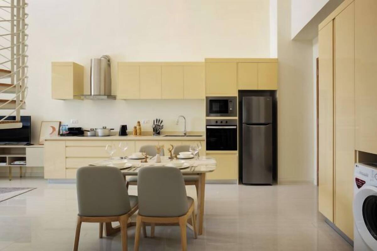 Private kitchen | Fridge, microwave, oven, cookware/dishes/utensils