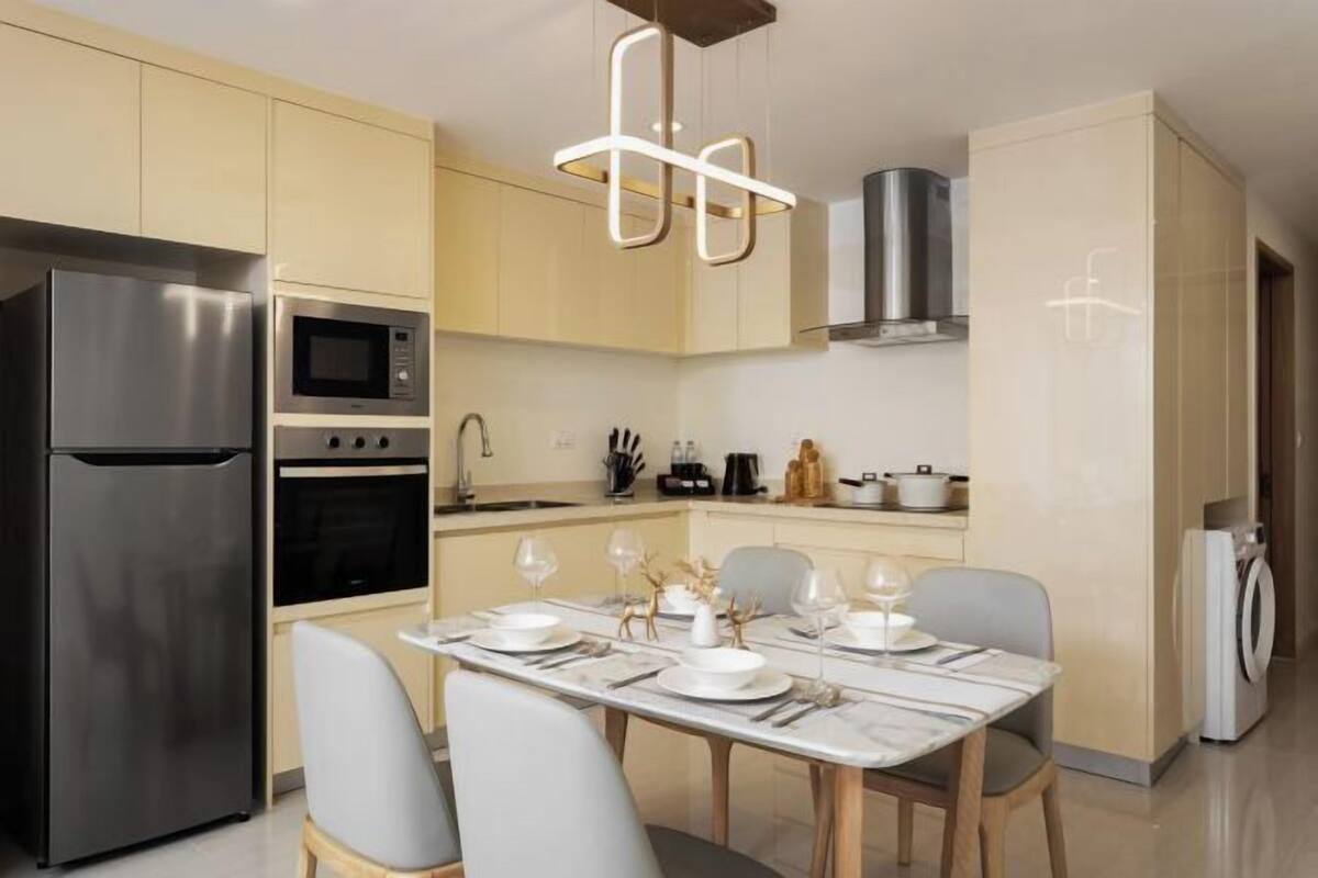 Private kitchen | Fridge, microwave, oven, cookware/dishes/utensils