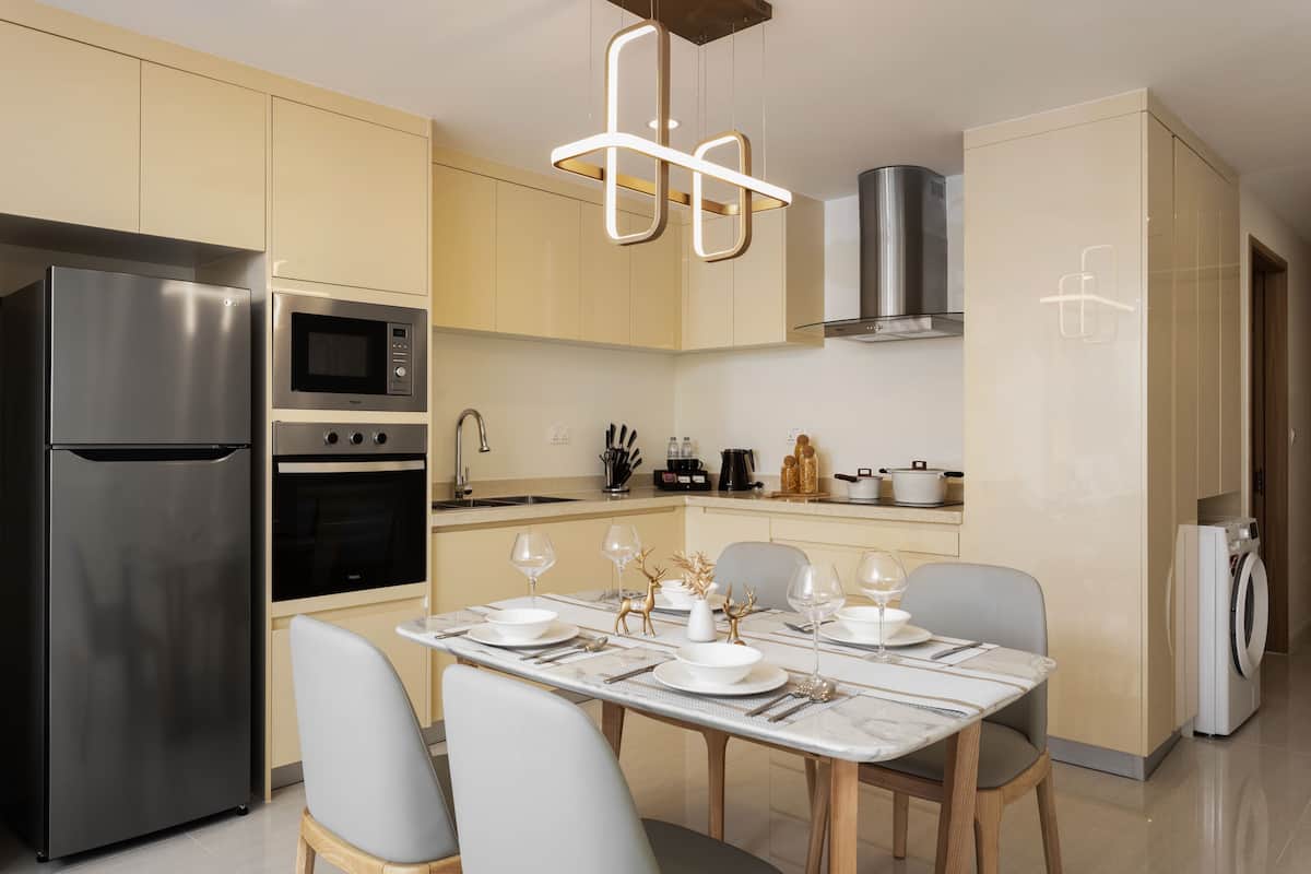 Standard Studio | Private kitchen | Fridge, microwave, oven, cookware/dishes/utensils