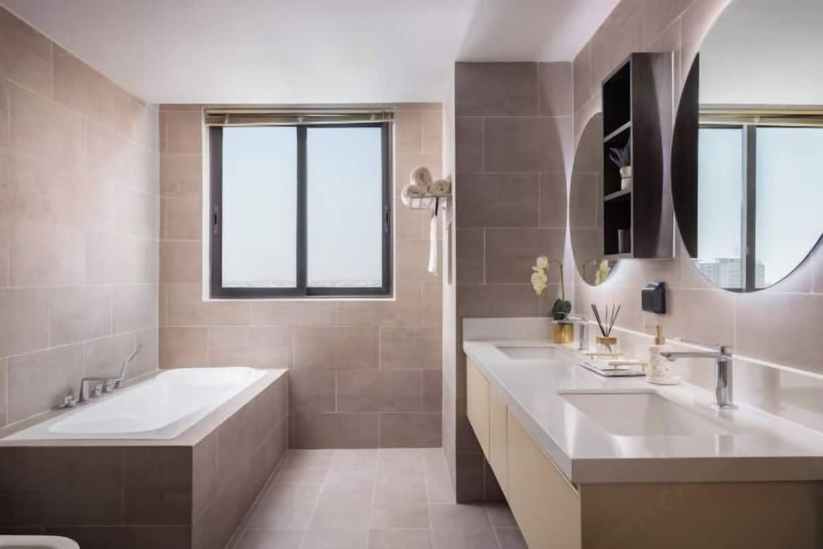 Shower, hair dryer, bathrobes, slippers