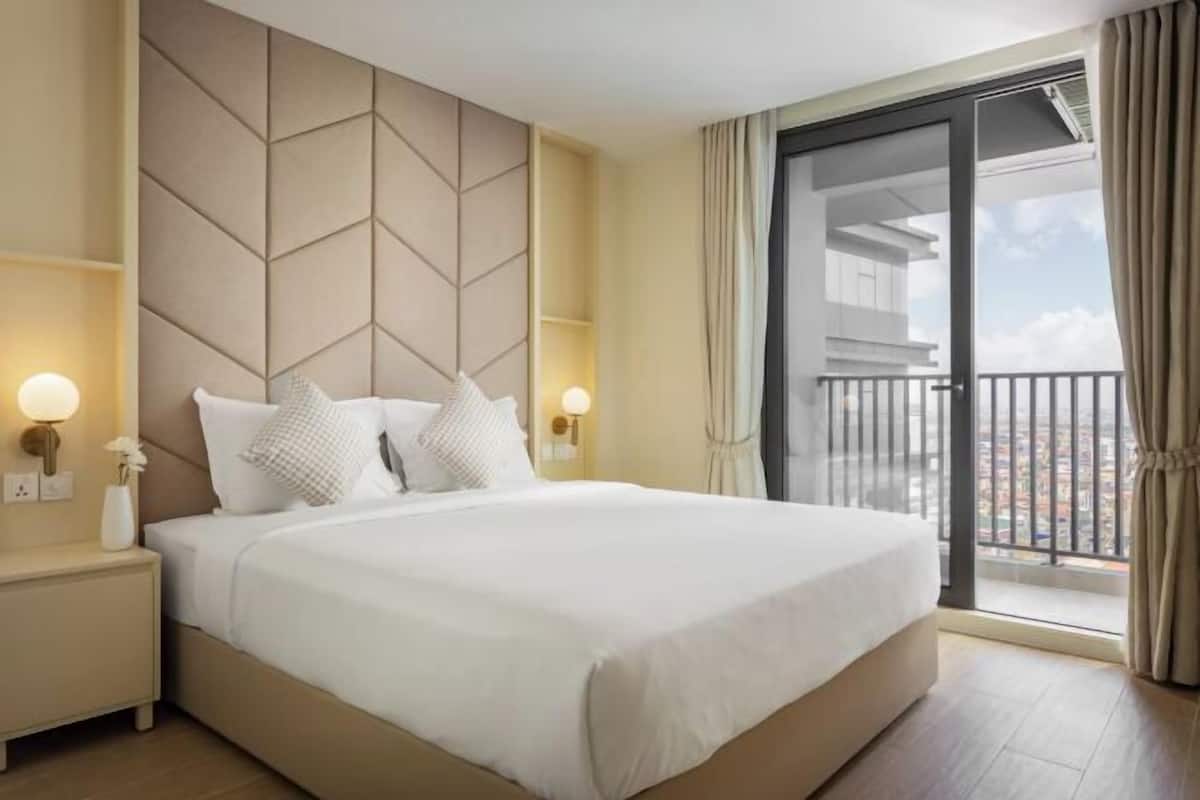 2 bedrooms, blackout curtains, iron/ironing board, free WiFi