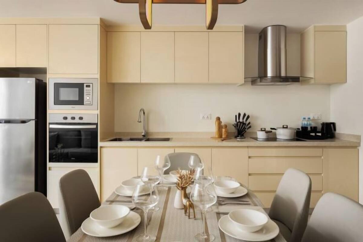 Private kitchen | Fridge, microwave, oven, cookware/dishes/utensils