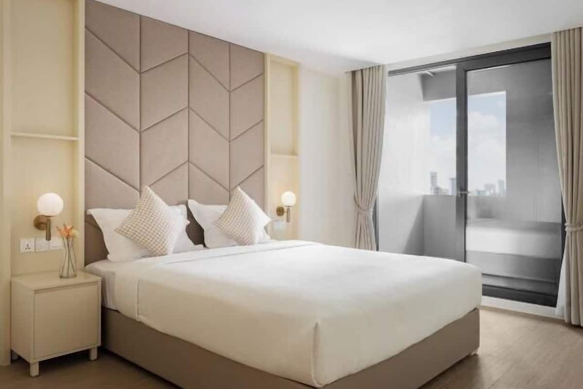 2 bedrooms, blackout curtains, iron/ironing board, free WiFi