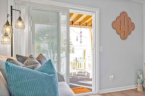 Smart TV, fireplace, video games, stereo - Beachside Breeze Condo w/pool and private beach access (Carolina Beach)
