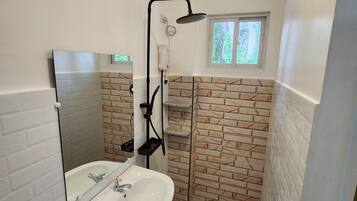 Dusj, håndklær, såpe og sjampo