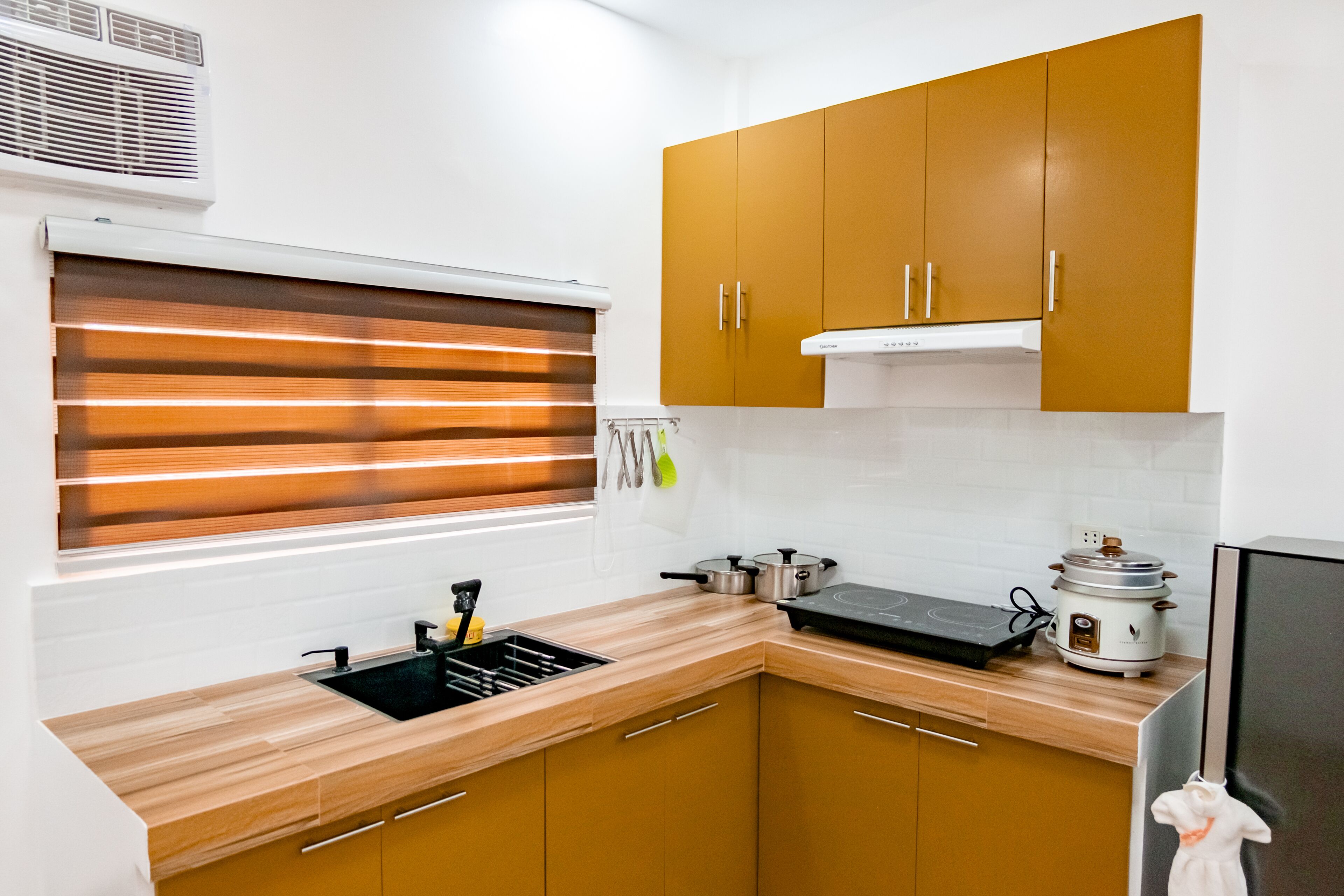 Ovn, kokeplater, kjøkkenutstyr og spisebord