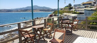 Habitación matrimonial con bañera de hidromasaje y vista al mar
