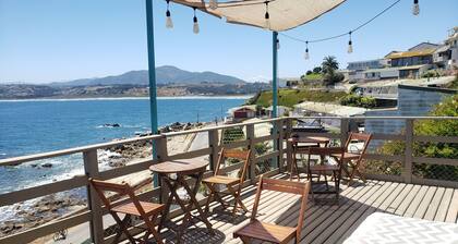 Habitación matrimonial con bañera de hidromasaje y vista al mar