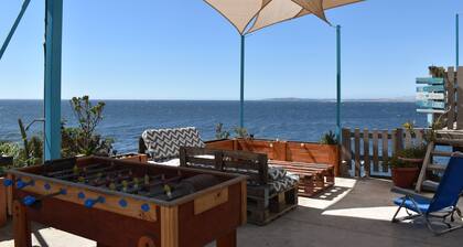Habitación matrimonial con bañera de hidromasaje y vista al mar