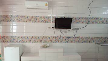 Economy Double or Twin Room, 1 Bedroom, City View | Living area | 32-inch LED TV with digital channels