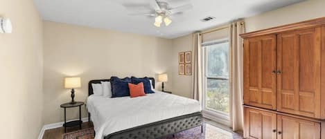 3 habitaciones, tabla de planchar con plancha y cuna de viaje