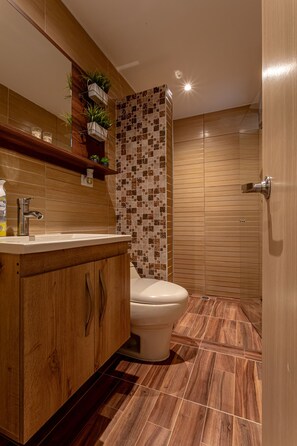 Kostenlose Toilettenartikel, Haartrockner, Handtücher, Seife