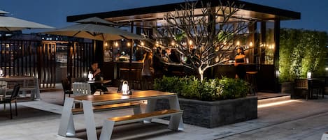 Bar di atap