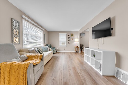 NEW! Cozy house on quiet street, near CVNP, Boston Mills.