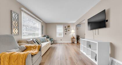 NEW! Cozy house on quiet street, near CVNP, Boston Mills.