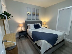 3 bedrooms, desk, iron/ironing board, travel cot - Cozy & bright upper unit; 3BD with workspace; free parking; private laundry  (Windsor)