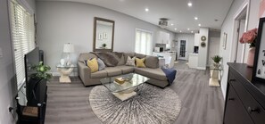 Smart TV - Cozy & bright upper unit; 3BD with workspace; free parking; private laundry (Windsor)