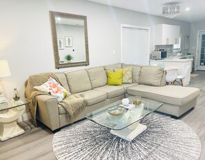 Smart TV - Cozy & bright upper unit; 3BD with workspace; free parking; private laundry (Windsor)