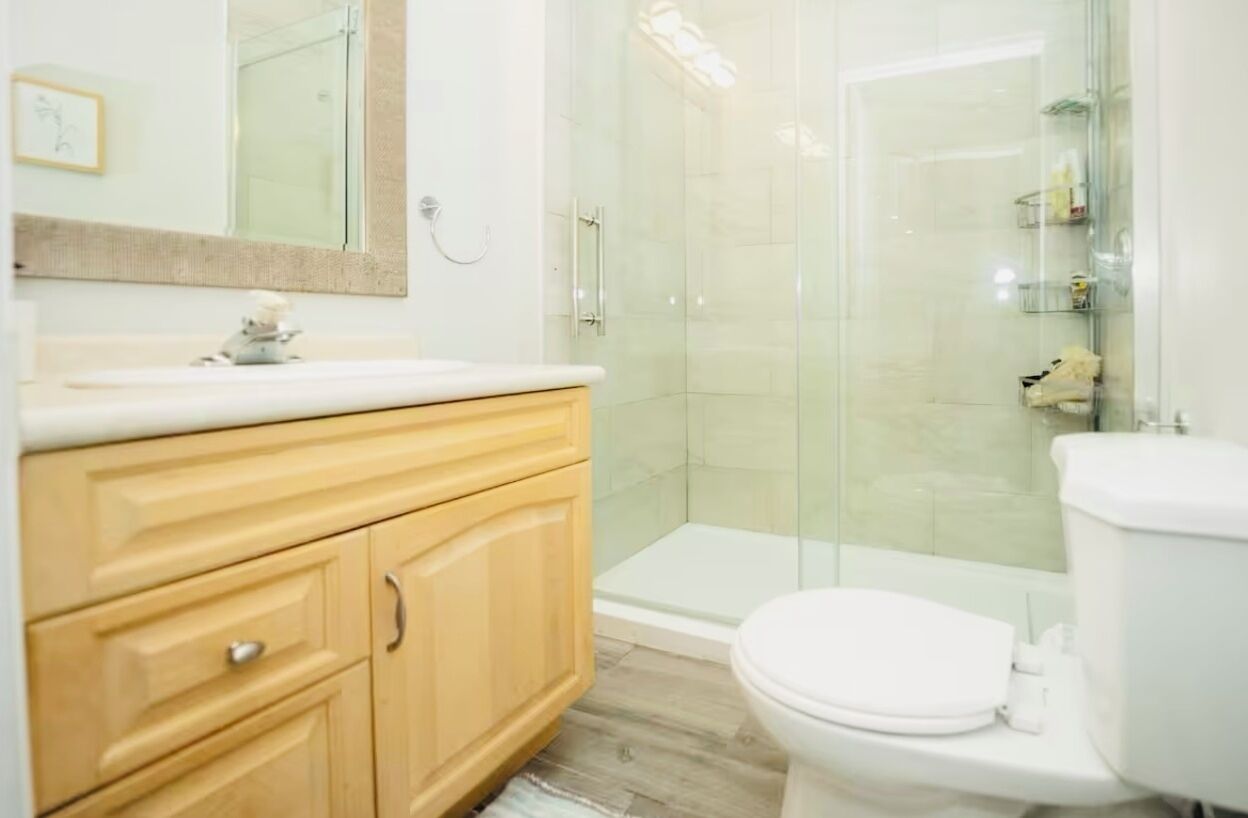 Douche, séchoir à cheveux, serviettes fournies, savon