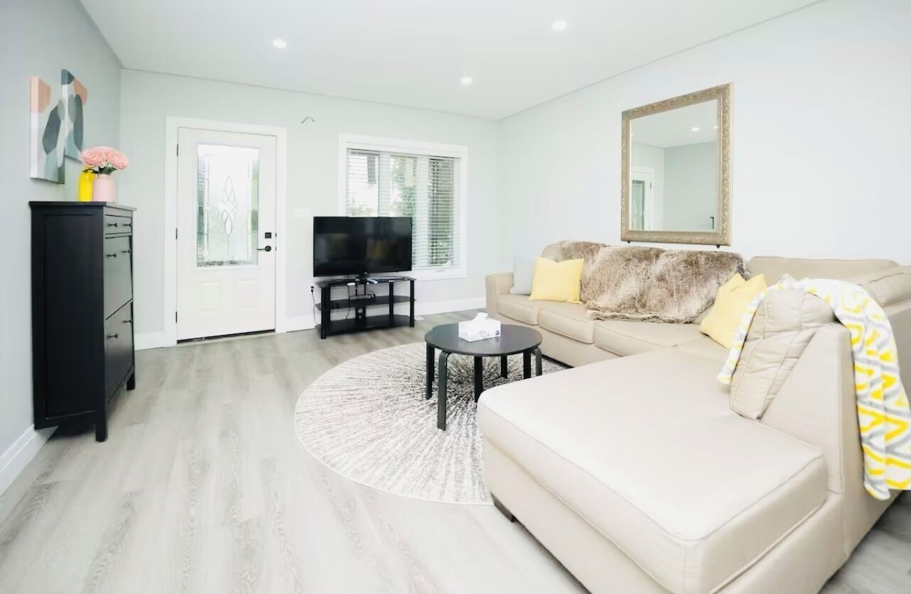 Cozy & Bright Upper Unit; 3bd With Workspace; Free Parking; Private Laundry - Windsor