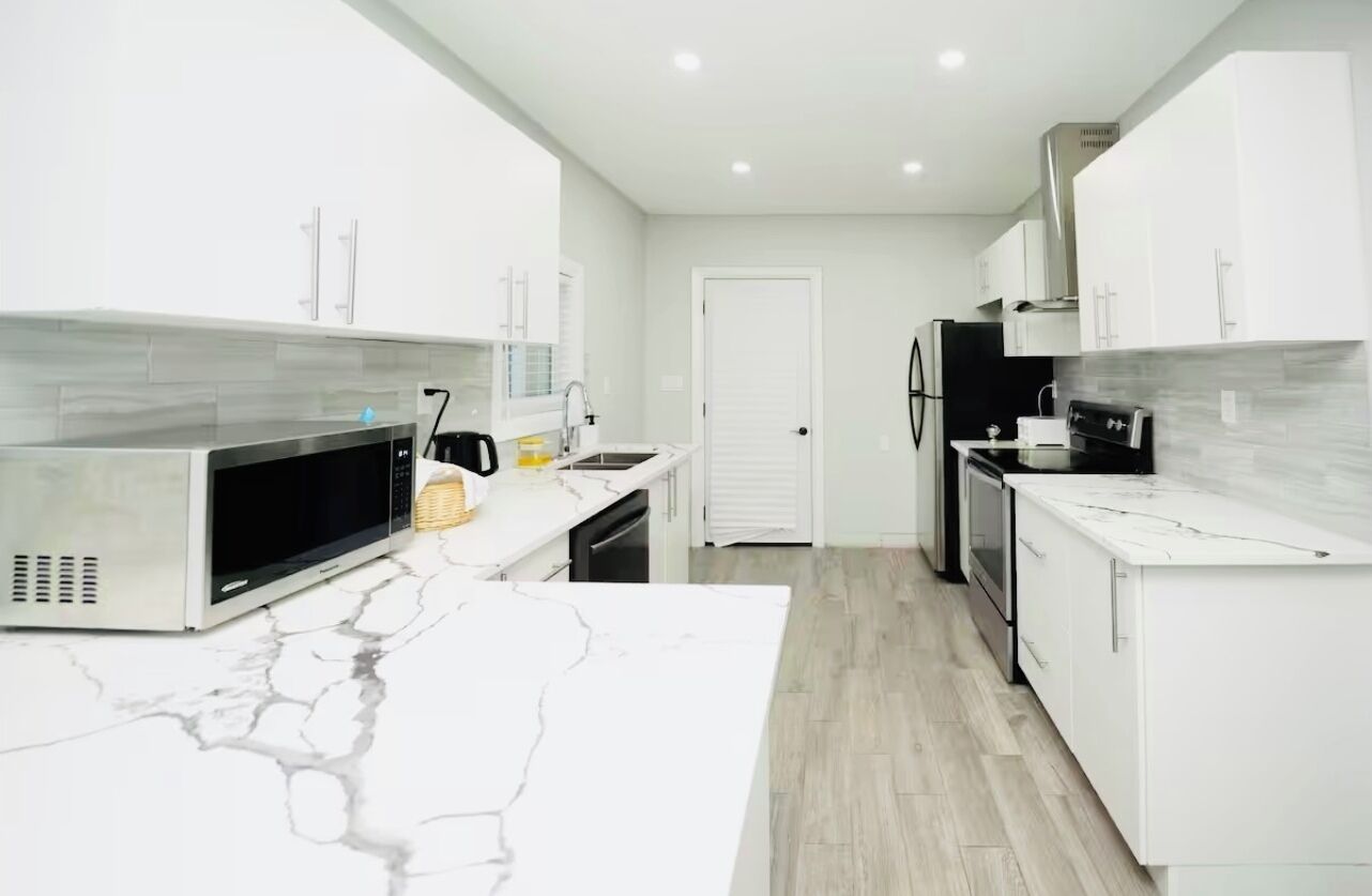 Geladeira, micro-ondas, fogão, cooktop