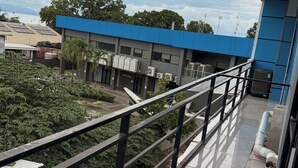 Un bâtiment avec un toit bleu et plusieurs unités de climatisation sur le côté.