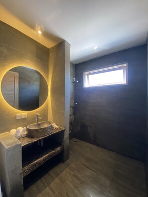 Dusj, hårføner, håndklær og såpe