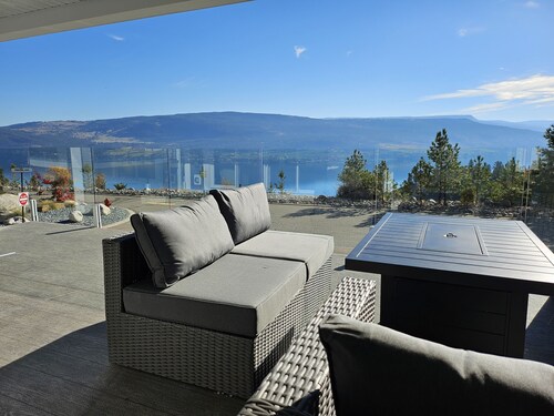 APRIL/ MAY SPECIAL PRICING - LUXURY COTTAGE / LAKE VIEW/BACKYARD PRIVATE HOTTUB