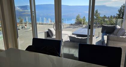 APRIL/ MAY SPECIAL PRICING - LUXURY COTTAGE / LAKE VIEW/BACKYARD PRIVATE HOTTUB