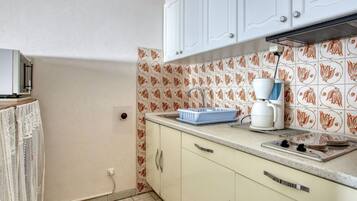 Réfrigérateur, micro-ondes, batterie de cuisine, vaisselle et ustensiles