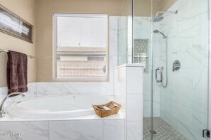 Jetted tub, hair dryer, towels, soap - ~BEAUTIFUL HOME WITH POOL IN PRESTIGIOUS LITCHFIELD/PALM VALLEY (Goodyear)